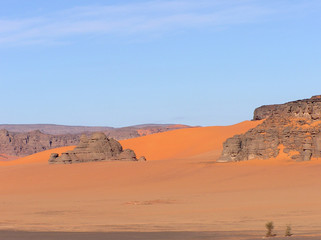 Fototapeta na wymiar paysage de désert de pierre dans le sahara