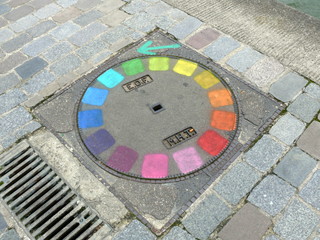 cercle de couleurs au pochoir sur un trottoir