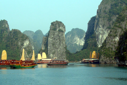 jonques dans la baie d'halong