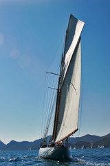 bateau &agrave; voile en mer