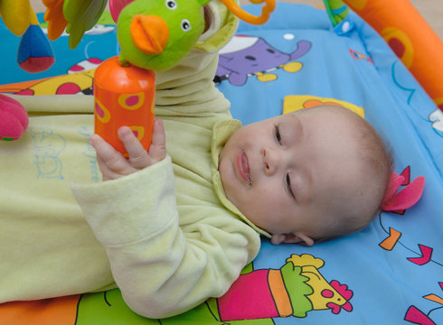 b&eacute;b&eacute; joue sur tapis d eveil