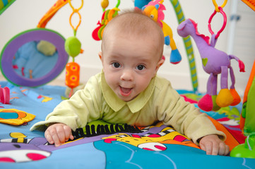 b&eacute;b&eacute; joue sur son tapis d eveil push up