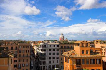 Fototapeta na wymiar panoramiczny widok z dachu budynku w Rzymie
