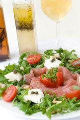 gourmet carpaccio mit mozzarella,cherry tomaten