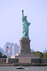 Obraz premium the statue of liberty in new york harbor