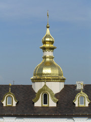 Fototapeta na wymiar gold dome of a temple