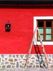 leiter vor dem fenster