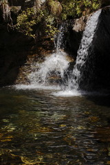 Fototapeta na wymiar wodospad w górach