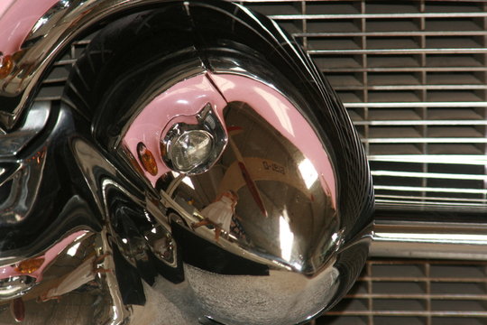 chromespiegel eines oldtimers