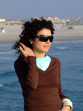 mulher com oculos de sol na praia