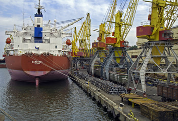 Fototapeta premium frachtschiff im hafen