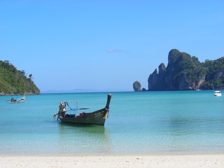 Fototapeta na wymiar łodzi turystycznych w zatoce Phang Nga - Tajlandia - Azja