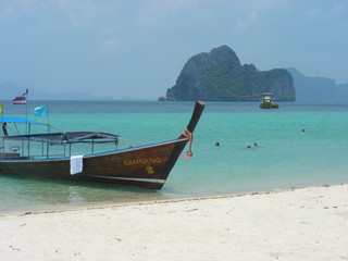 Fototapeta na wymiar Łód¼ touriste w zatoce Phang Nga - Tajlandia - Azja
