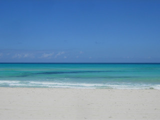 plage de sable te ciel bleu à cuba