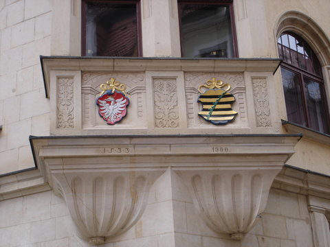 blasons sur balcon d'une b&acirc;tisse de meissen