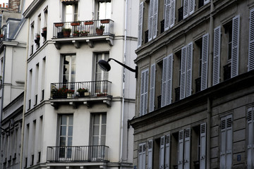 Fototapeta na wymiar parisian apartments with street lamp