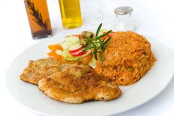 paniertes schnitzel mit curry-gemüse reis und sala