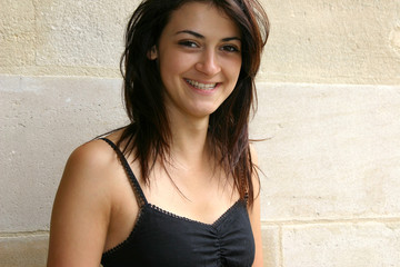 portrait jeune femme brune