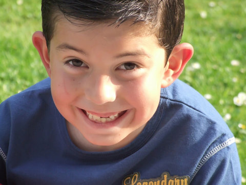 ni&ntilde;o sonriendo