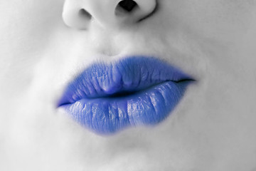 baiser de bouche bleue de femme fraîcheur marine
