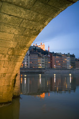 vue de lyon fourvière quais de saone sous un pont