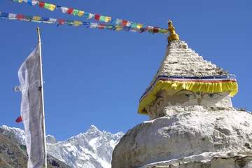 Poster stupa mit 8000er lothse in nepal © Momentum
