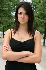 jeune femme brune bras croisés