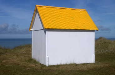 cabane au toit jaune