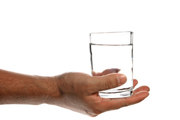 mano con vaso de agua