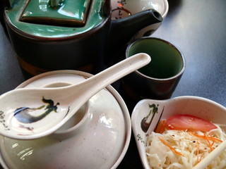 soupe, thé vert et salade japonaise