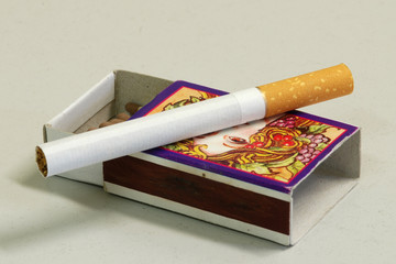 sigaretta e fiammiferi