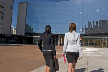 femme d’affaires marchant