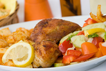 hähnchen-keule mit röstkartoffeln und salat - 5
