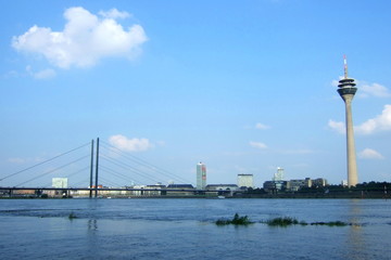 Fototapeta na wymiar Düsseldorf am Rhein mit Fernsehturm