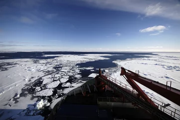 Rolgordijnen research vessel in antarctica © staphy