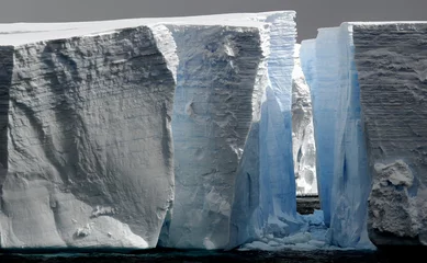 Rolgordijnen enorme ijsbergen met opening © staphy