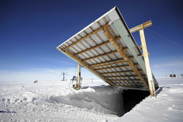 opening near antarctic research station © staphy