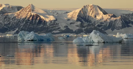 Foto op Aluminium antarctic mountains at sunrise © staphy
