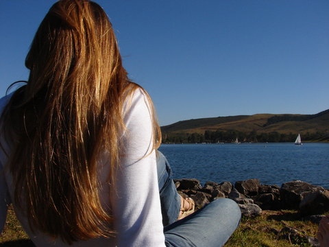 Mulher pensando no lago