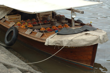 fruta sobre el agua