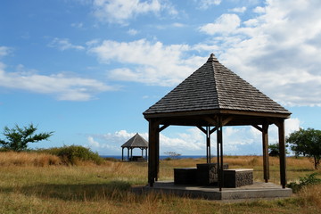 kiosques dans un paysage de savane