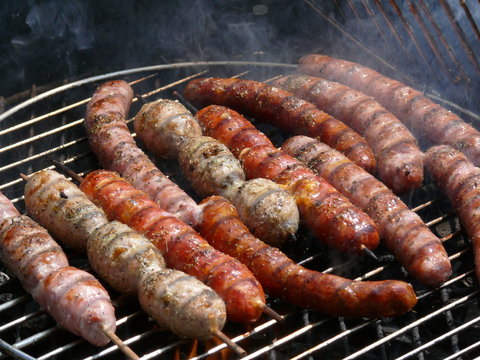 barbecue de saucisses grillées