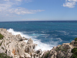 vagues sur les rochers