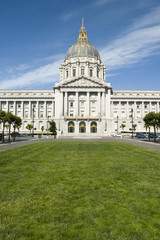 Obraz premium san francisco's city hall with grass