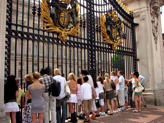 curieux passants  a buckingham palace