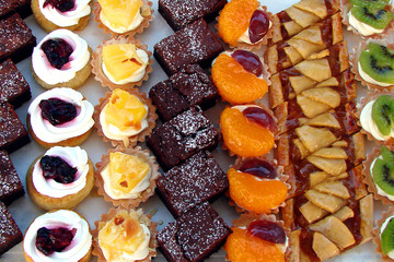 Plateau de petits fours sucrés, arrière plan de mignardises, gâteaux, pâtisseries et desserts