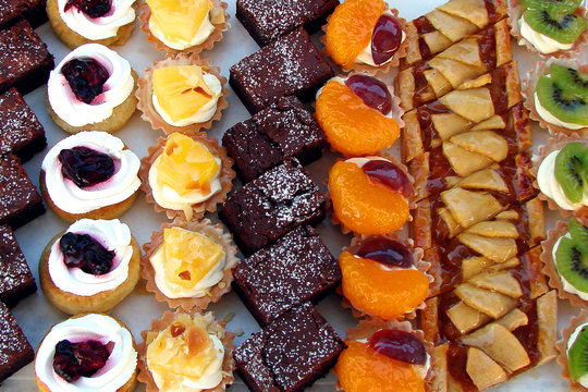 Plateau de petits fours sucr&eacute;s, arri&egrave;re plan de mignardises, g&acirc;teaux, p&acirc;tisseries et desserts