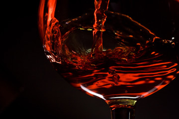 Naklejki  czerwone wino nalewa się do kieliszka