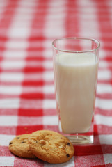 glass of milk and cookies