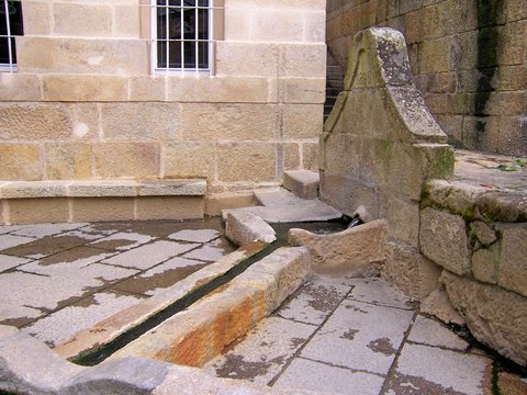 fuente termal de ba&ntilde;os de molgas